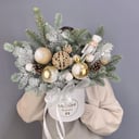 Шляпная коробка с цветами «Композиция с нобилисом и шарами»