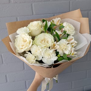 Букет "Комплимент" из гвоздик и роз