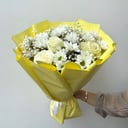 Сборный букет живых цветов из роз и хризантем