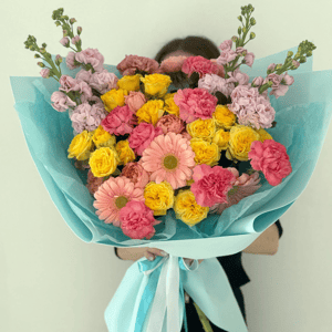 Дофаминовый букет из роз и гвоздик