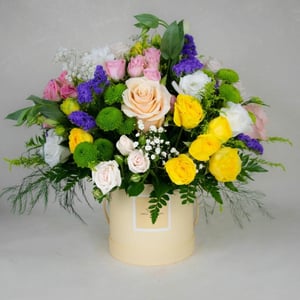 Шляпная коробка с цветами «Микс цветов в коробке» из эустом и роз