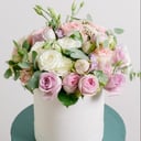 Шляпная коробка с цветами «Коробка Зефир» из роз и эустом