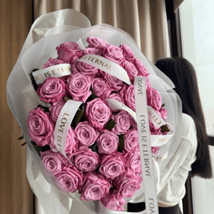 Букет из розовых роз с оформлением