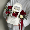 Коробка с цветами «Сумочка Шарм» из хризантем и роз