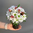 Композиция «Стаканчик с цветами» из хризантем и альстромерий