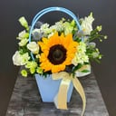 Композиция с подсолнухом и ромашками