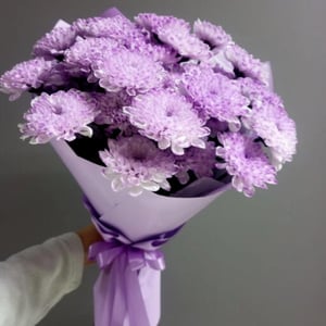 Букет из сиреневых кустовых хризантем