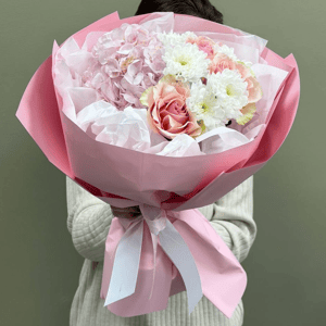 Авторский букет с гортензией из роз и хризантем