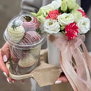 Подарочный набор «Набор клубники в шоколаде и букет «Для тебя»» из эустом и роз