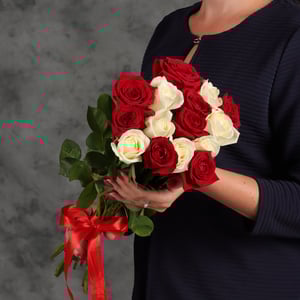 Букет из 15 красных и белых роз