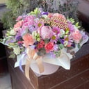 Шляпная коробка с цветами «Богема» из эустом и экзотических цветов