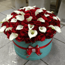 Шляпная коробка с цветами «Розы и Каллы в коробке»