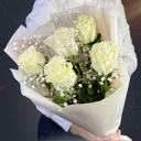 Букет из 5 белых роз с белой гипсофилой