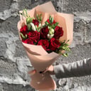 Букет «Страсть» из роз и эустом