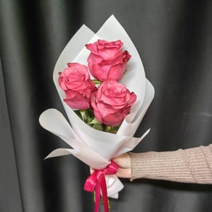 Букет из 3 роз в упаковке