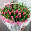 Корзина с цветами «Нежный сюрприз» из тюльпанов