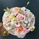 Букет нежных оттенков из роз и эустом