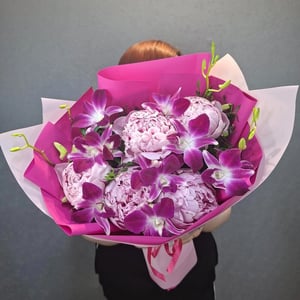 Букет из пионов и розового дендробиума "