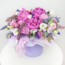 Шляпная коробка с цветами «Сон наяву» из роз и пионов