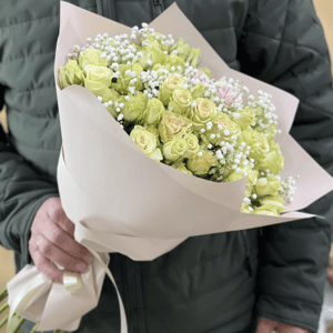 Букет «Кустовые розы с гипсофилой»