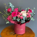 Авторская композиция в шляпной коробке н из роз