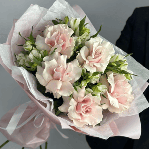 Букет из французских роз и альстромерии