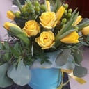 Шляпная коробка с цветами «Солнечный зайчик» из тюльпанов и роз