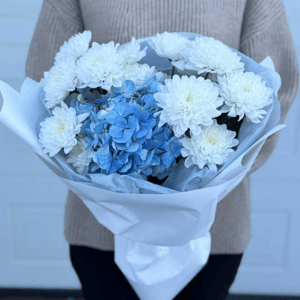 Нежный букет из голубой гортензии, белой кустовой хризантемы