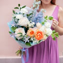 Букет «Небо, солнце, лес» из гвоздик и эустом