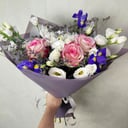 Букет «Сапфир» из ирисов и эустом