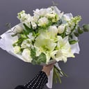 Букет с амариллисом и анемонами из альстромерий и экзотических цветов