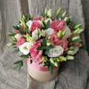 Композиция с эустомой в шляпной коробке