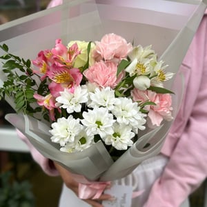 Милый букет из альстромерий и гвоздик