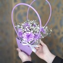 Букет «Композиция в сумке "Черничное мороженое"» из хризантем и гипсофил