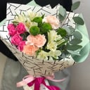 Букет «Милый малыш» из гвоздик и альстромерий