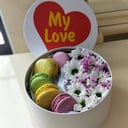 Подарочный набор «Макарунс в белой коробке с ромашками» из гипсофил