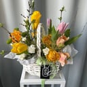 Композиция из тюльпанов в корзине