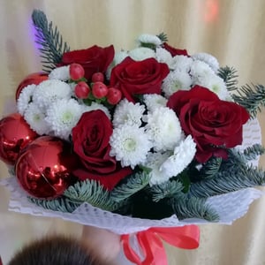 Букет «Снегирь на снегу» из роз и хризантем