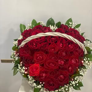 Корзина с цветами «Жардин» из роз и гипсофил