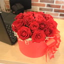 Шляпная коробка с цветами «Люблю» из роз