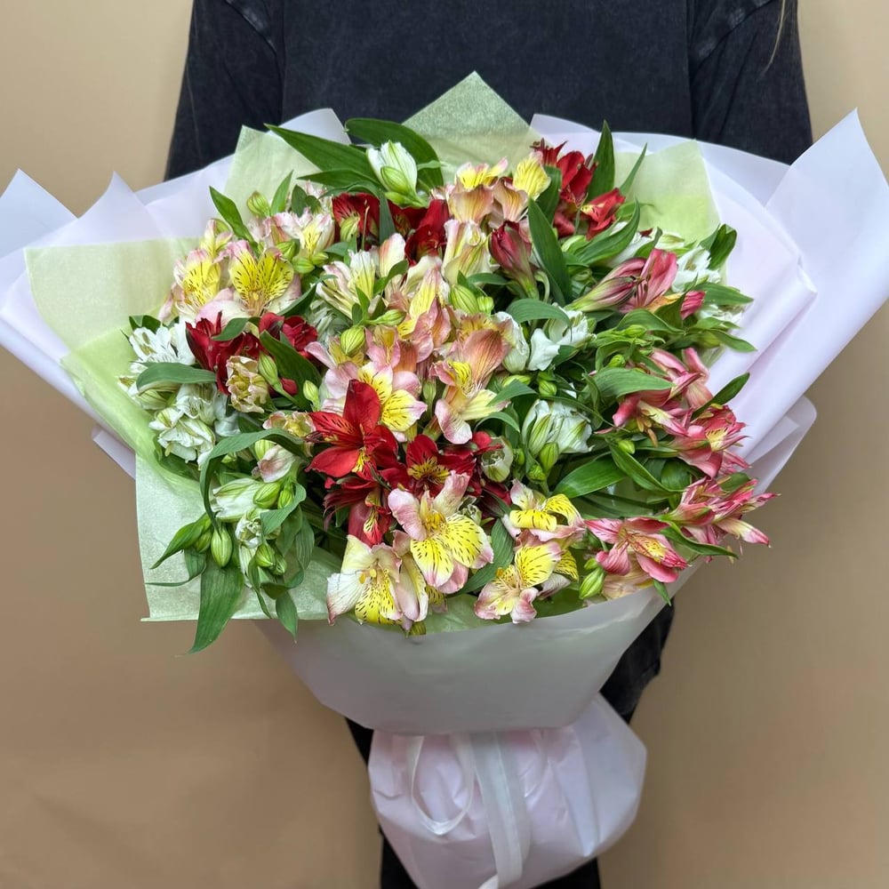 Букет из разноцветных альстромерий