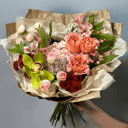 Крафтовый букет из роз и хризантем