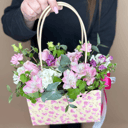 Коробка с цветами «Сумочка с цветами Нежность» из альстромерий и гвоздик