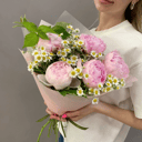 Букет «Пион розовый, ромашка, малина, 270»