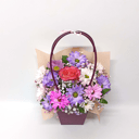 Композиция «Сумочка с цветами Комплимент 4» из хризантем и гипсофил