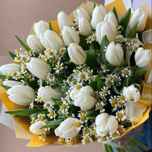 Букет тюльпанов и матрикарий