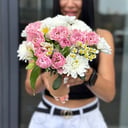 Шляпная коробка с цветами «Композиция в стаканчике» из роз и хризантем