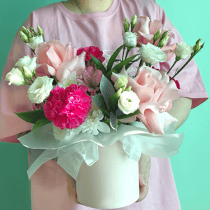 Шляпная коробка с цветами «Сборная композиция с французскими розами»