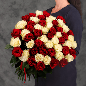 Букет из 51 красной и белой розы 60 см
