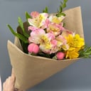 Букет кустовых роз и альстромерий в краф